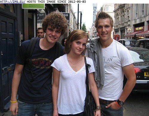 Emma Watson With Fans 1Nrdw4F (emma photo) (in Emma Watson Photos)