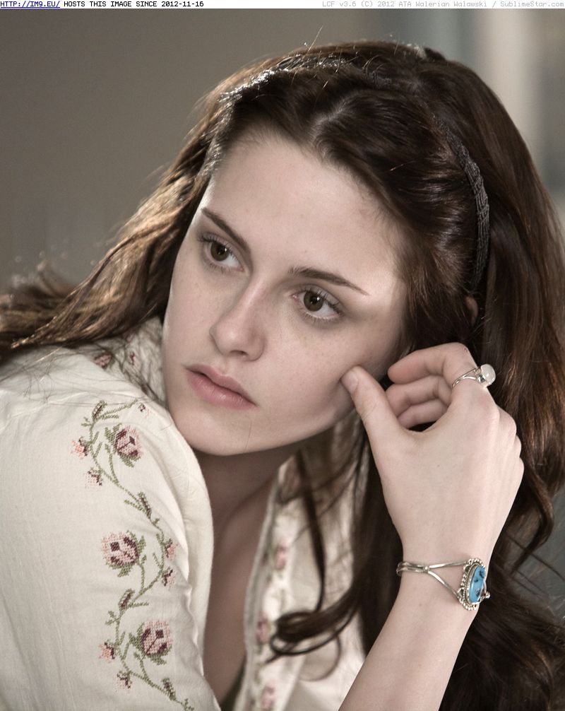 Kristen Stewart as Bella Swan in Twilight (in Kristen Stewart Photos)