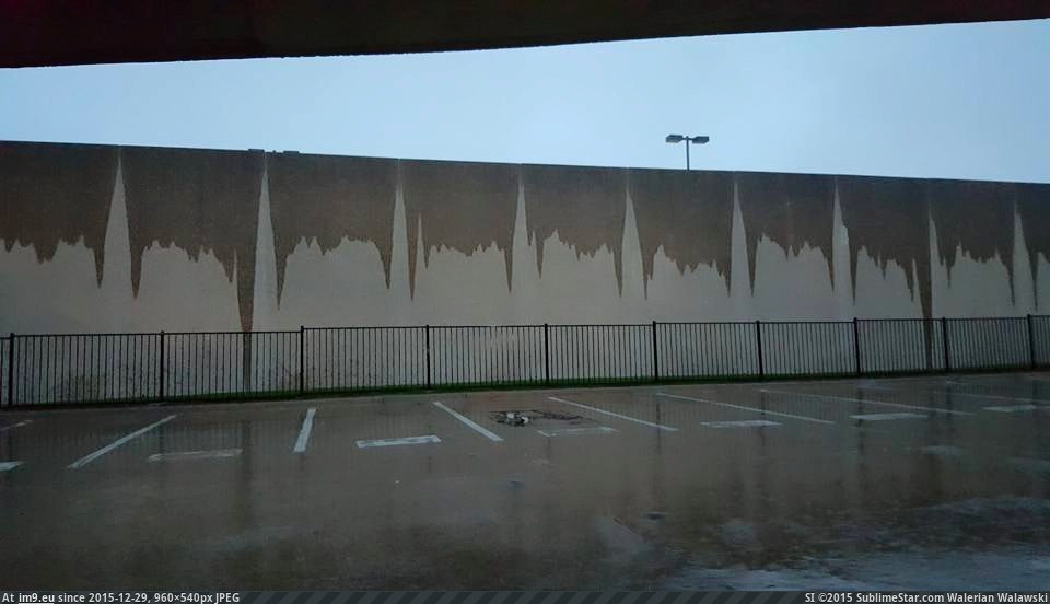 [Mildlyinteresting] The way the rain dripped down this wall makes it look like a waveform. (in My r/MILDLYINTERESTING favs)