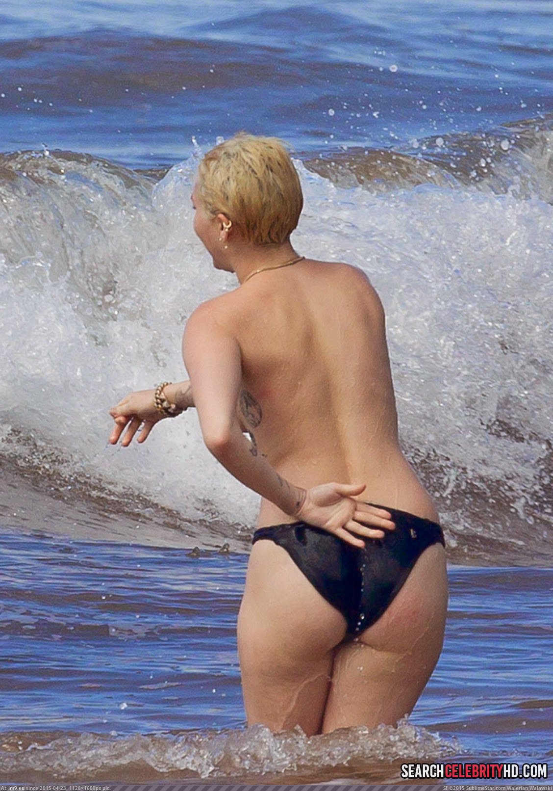 Miley Cyrus Topless Bikini Candid Photos In Hawaii (9) (in Miley Cyrus Topless Bikini Candid Photos In Hawaii)
