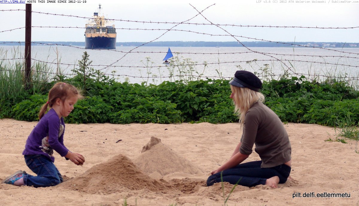 Patarei-castle-prison sand beach, building a sand castle, under NATO's protective gaze. (in Lemmetu)