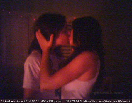vanessa-hudgens-kissing-5 (in VH images)
