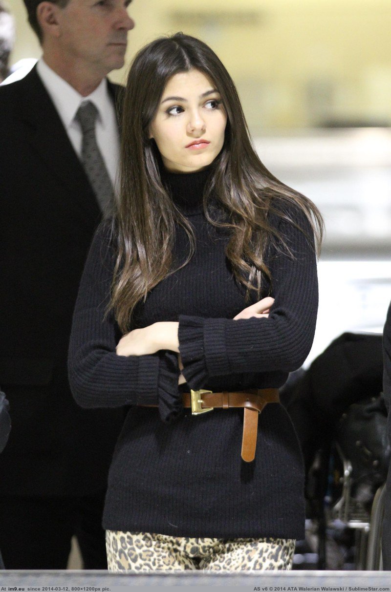 Victoria-Justice-Showing-Cameltoe-At-LAX-Airport-03 (in Celebrity Cameltoe)