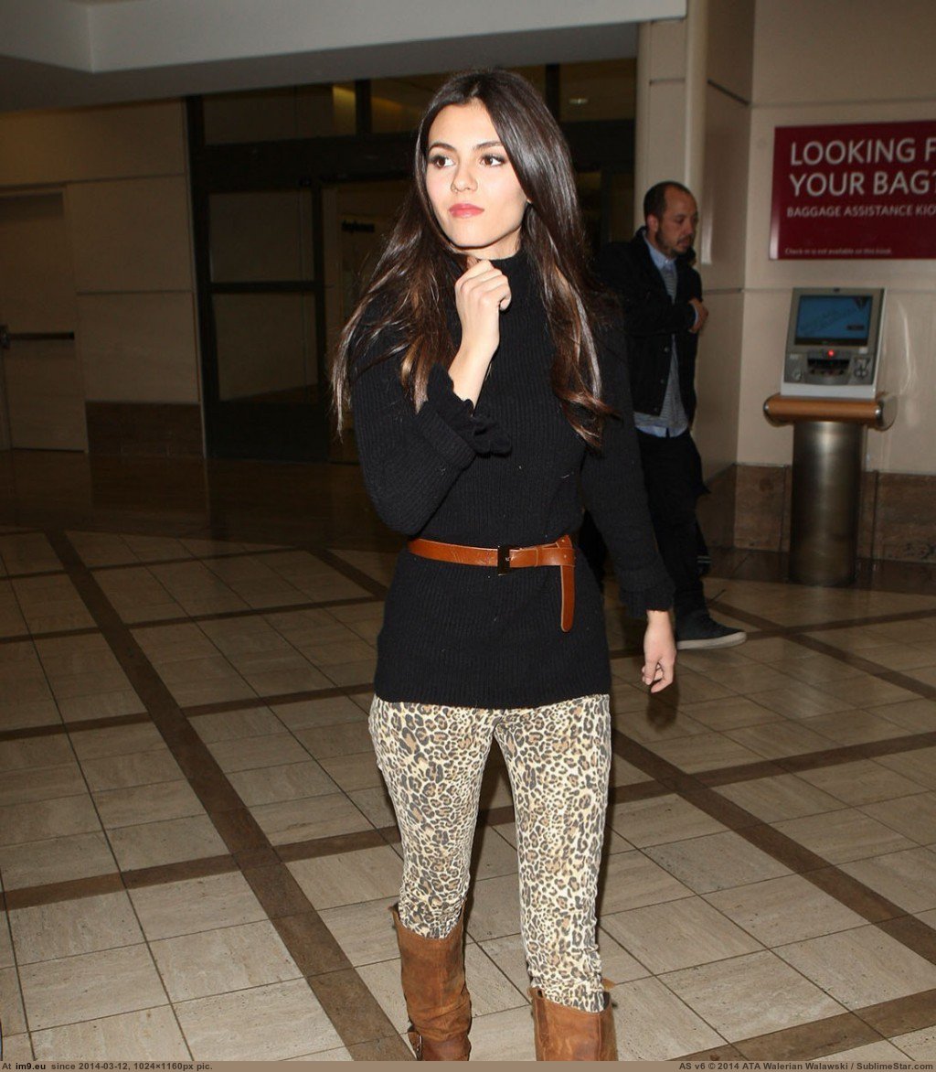 Victoria-Justice-Showing-Cameltoe-At-LAX-Airport-07 (in Celebrity Cameltoe)