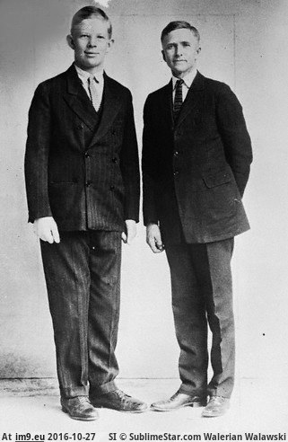 [Wtf] Robert Ladlow (left), who would go on to be the tallest recorded person to ever live. Here he is with his father at age 8  (in My r/WTF favs)