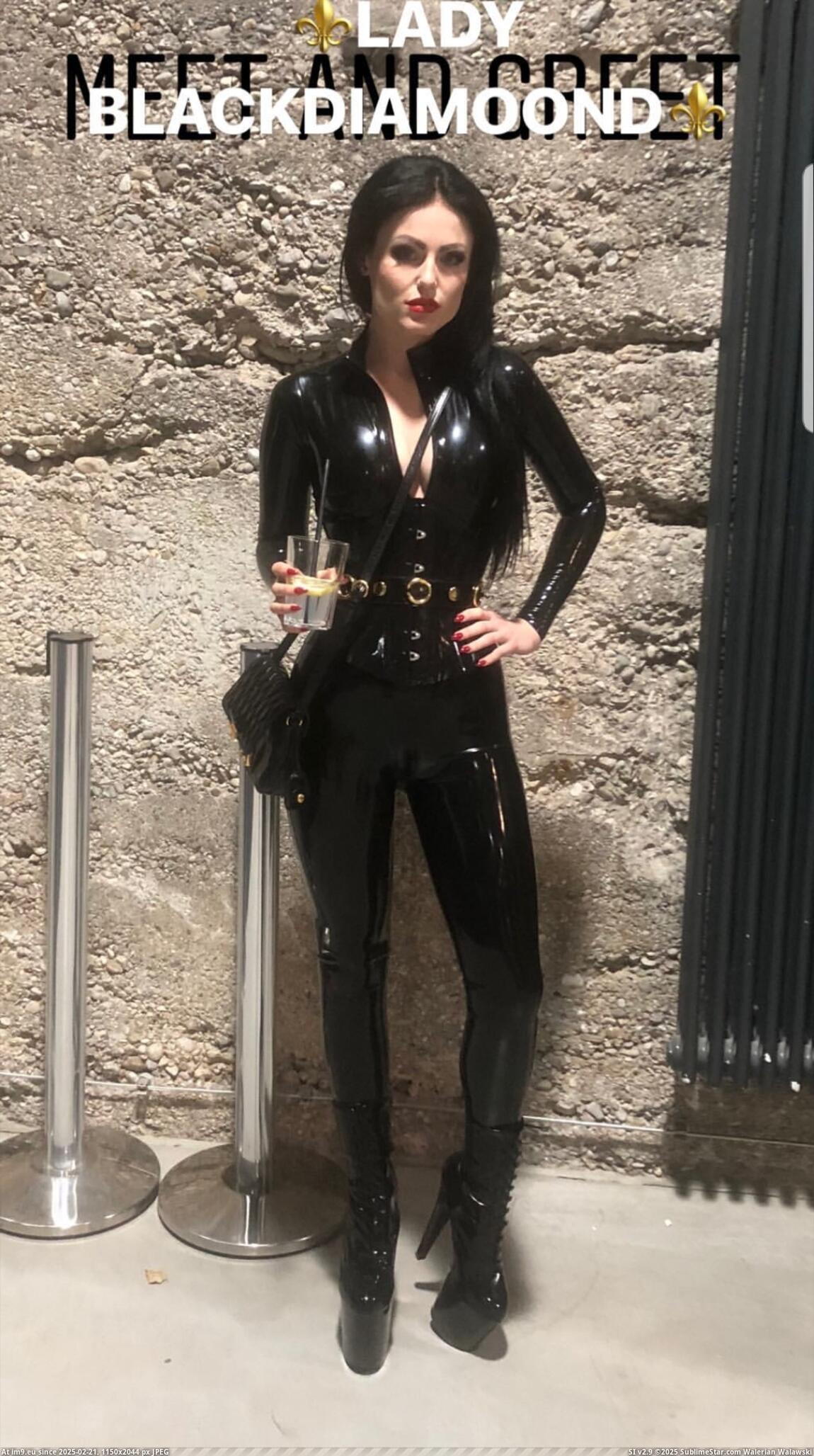 85-herrin-blackdiamoond-latexfetisch-benjamin-fiegl-versklavt- (in Lady Blackdiamoond latexdomina melkt Sklave Benjamin fiegl dem Schwanz ab)