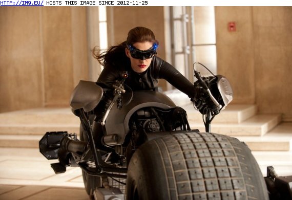 Anne Hathaway Catwoman Costume 570x379 (in Anne Hathaway Picture Collection)