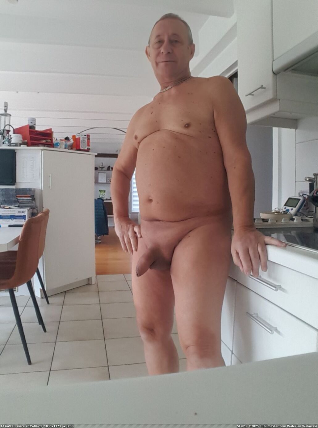 debout nu cuisine (in Soumiscam)