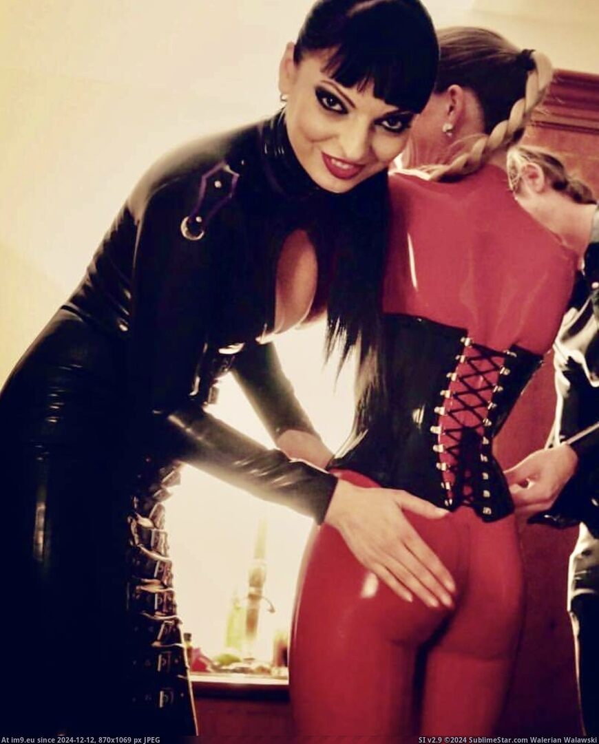 #Picture #Latex #Gangbang #Anna #Lady #Jennifer #Boss #Domina #Business #Im9 #Nova #Latexcatsuit Diva Nova latex domina Schwarzes Latexcatsuit zieht Freundin Anna Rosenmüller den Latex Anzug an. Gemeinsam reiten Schwänze gangbang Pic. (Obraz z album Instant Upload))