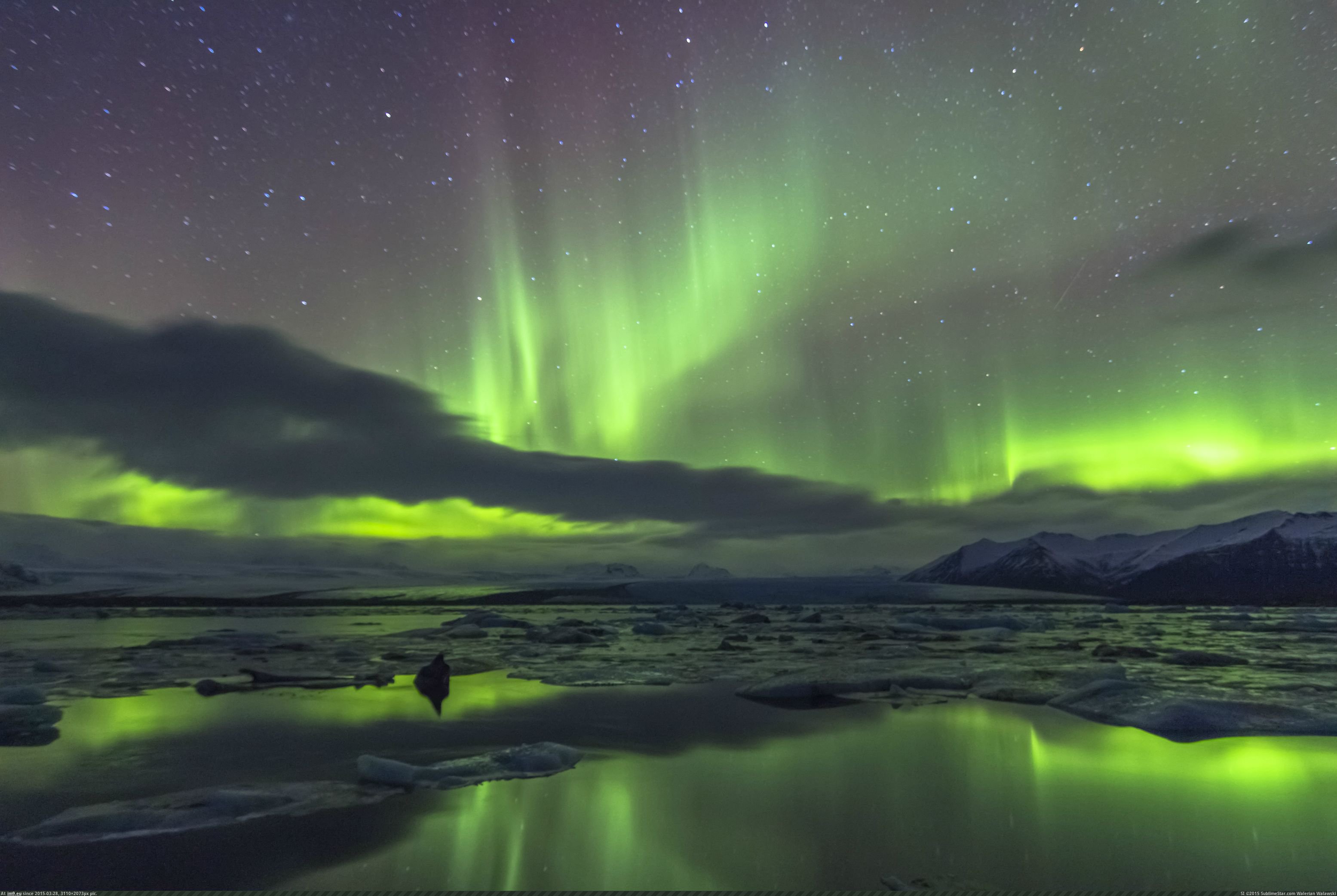[Earthporn] Aurora Borealis over Lake Jökulsárlón, Iceland  [3110x2073] (in My r/EARTHPORN favs)