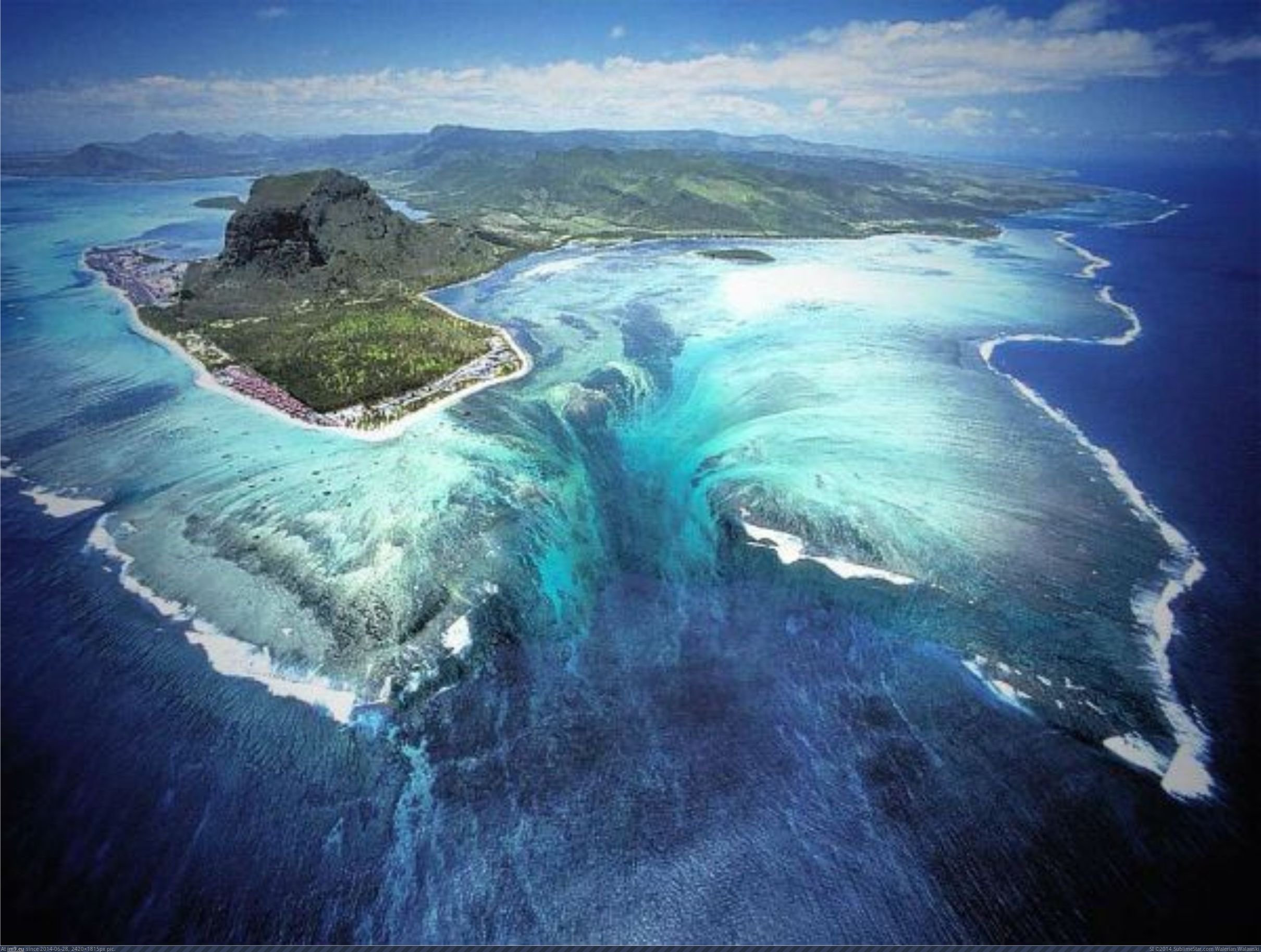 [Earthporn] Enormous underwater plateau - Island of Mauritius - by Michael Friedel [2420x1815] (in My r/EARTHPORN favs)