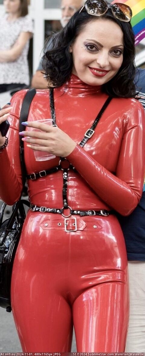 #Porn #Latex #Rubber #Fetish Gummi Latex Geruch ihres Anzuges lässt Anna Rosenmüller in der Öffentlichkeit kommen Riesen Orgasmus dank Gummi Geruch und Reibung Pic. (Imagen de album #gumminutte #prostituierte #Annarosenmullerlatex #hureanna Rosenmüller #Vacbed.#spermazungenküsse))
