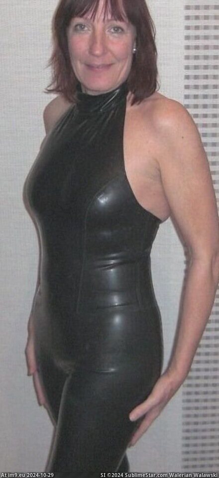 #Milf #Upload #Latex #Rubber #Llt #Latexlady #Taglich #Ssf Gummiherrin Fetisch göttin LATEXLADY-T Sklave Benjaminfiegl trägt täglich Gummi für sie und Keuschheitsgürtel Pic. (Bild von album Instant Upload))