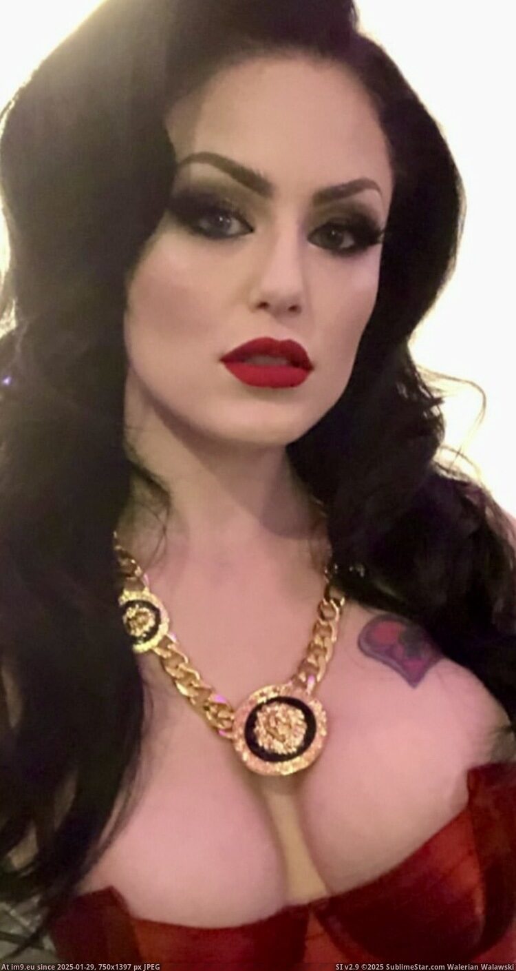 Herrin blackdiamoond rote Lippen bläst Schwanz (in Lady Blackdiamoond latexdomina melkt Sklave Benjamin fiegl dem Schwanz ab)