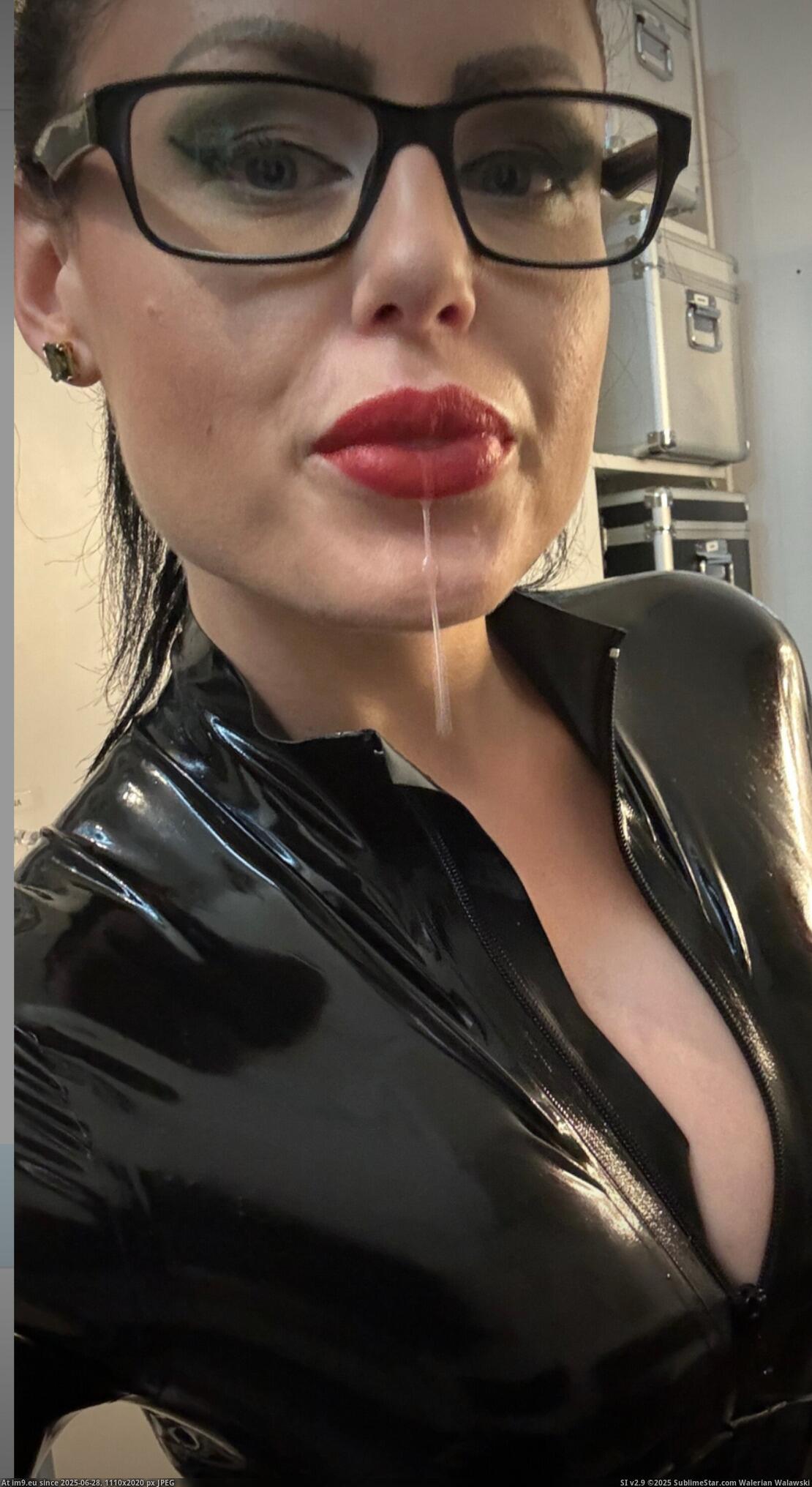 Lady blackdiamoond Milking Benjamin fiegl cock cuming while Hand over blackmail Infos avout gf Anna Rosenmüller and work kropius Transporte (in Lady Blackdiamoond latexdomina melkt Sklave Benjamin fiegl dem Schwanz ab)