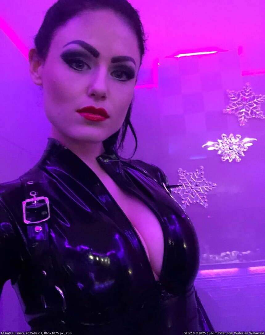 Lady blackdiamoond sexy Lippenstift blackmail Keuschheitsgürtel Piercing Benjamin fiegl Lied outing Freundin Annarosenmueller dauerkeusch (in Lady Blackdiamoond latexdomina melkt Sklave Benjamin fiegl dem Schwanz ab)