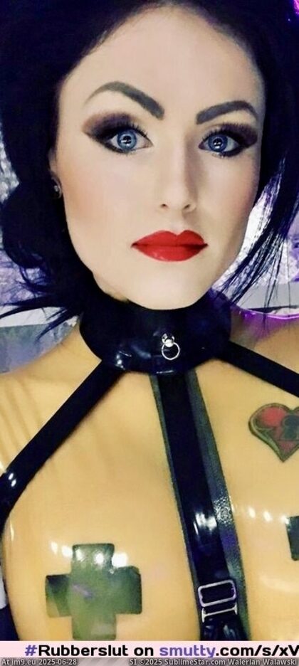 Lady blackdiamoond sexy Lippenstift blackmail Keuschheitsgürtel Piercing Benjamin fiegl Lied outing Freundin Annarosenmueller www.im9.eu:album:lady-blackdiamoond-latexdomina-melkt-sklave-benjamin-fiegl-dem-schwanz-ab (in Lady Blackdiamoond latexdomina melkt Sklave Benjamin fiegl dem Schwanz ab)