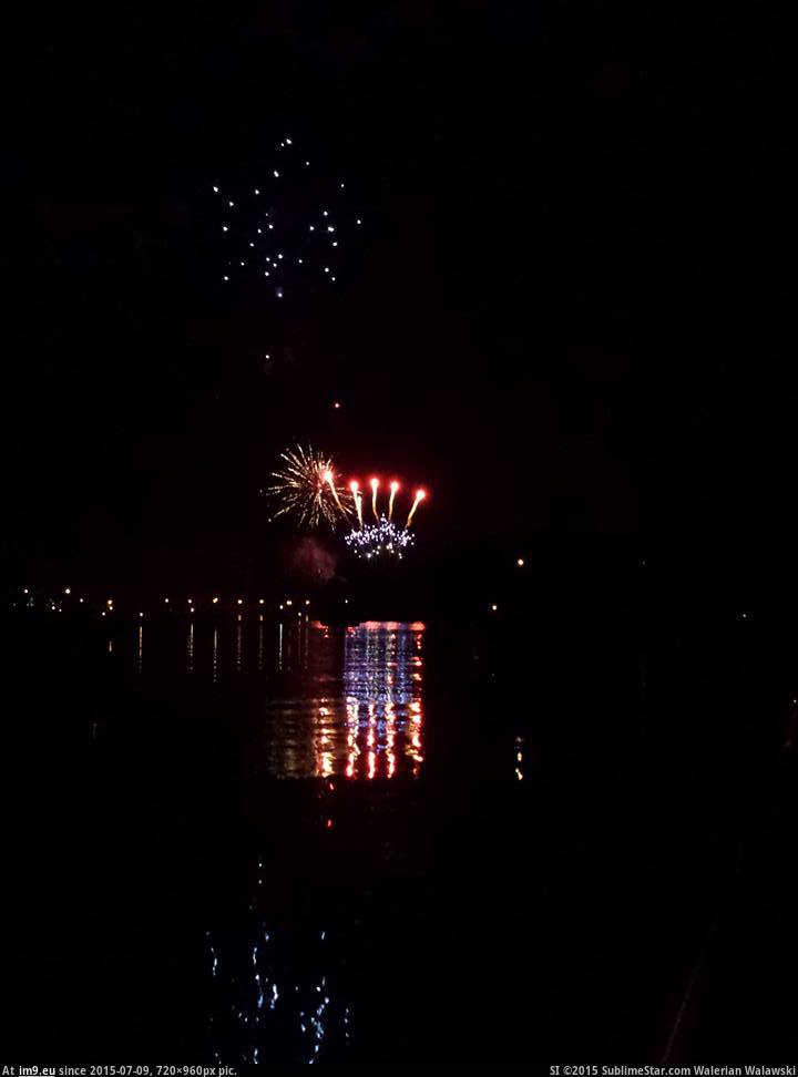 [Mildlyinteresting] Fireworks reflection on water looks like the American flag (in My r/MILDLYINTERESTING favs)