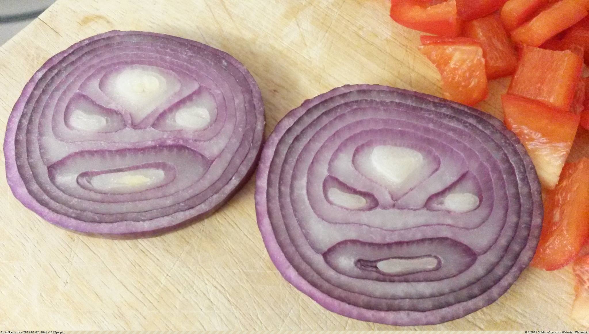 [Mildlyinteresting] My Dad's onion looks like Strong Bad. (in My r/MILDLYINTERESTING favs)