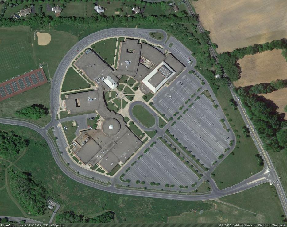 [Mildlyinteresting] The bird's eye view of this high school [Parkland High] looks like the Millenium Falcon (in My r/MILDLYINTERESTING favs)