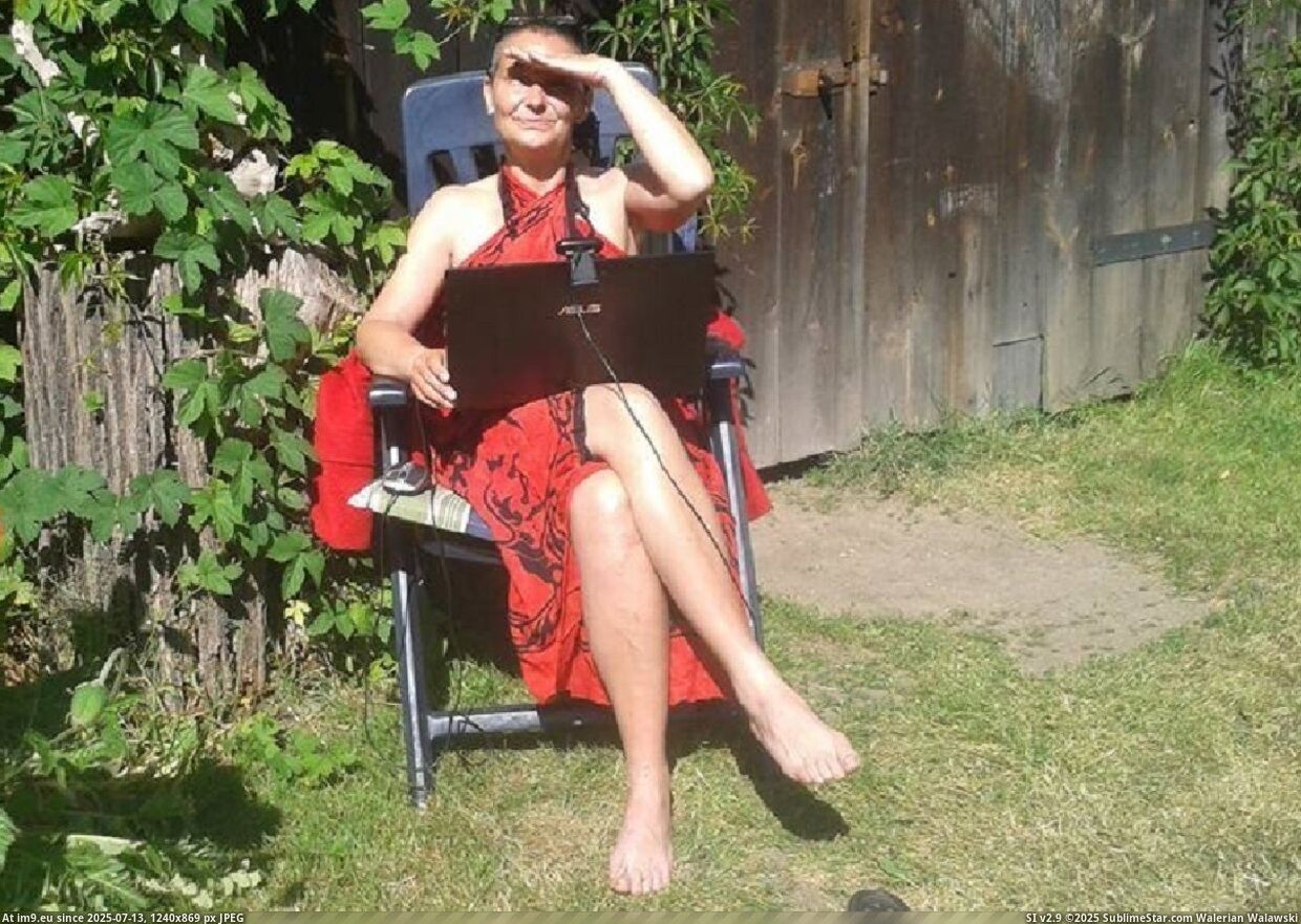 Ossi-Fotze Manuela läßt sich gern den Arsch ficken (in Instant Upload)