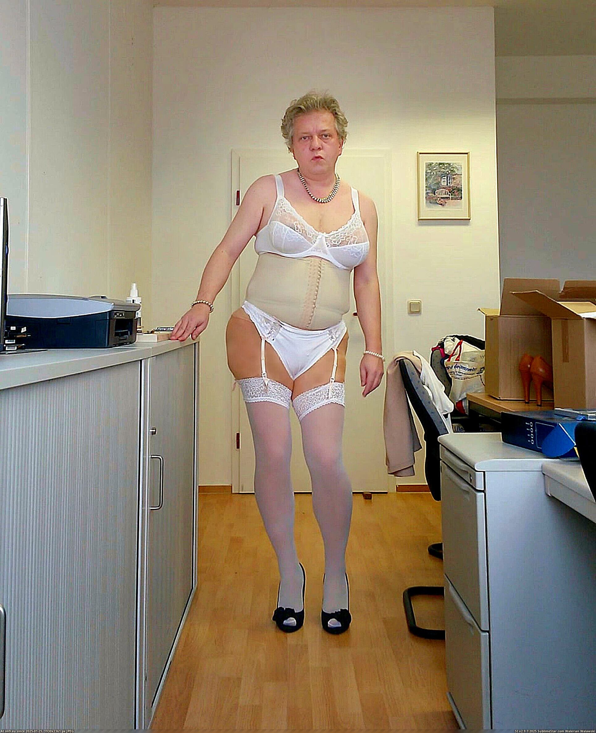 Maik Hüttner Erfurt Salinenstraße nackt Pic. Sexy Mama Maik trägt Braut-Dessous und High Heels - Erfurt Nutte,  484939B – Erfurter Nutten