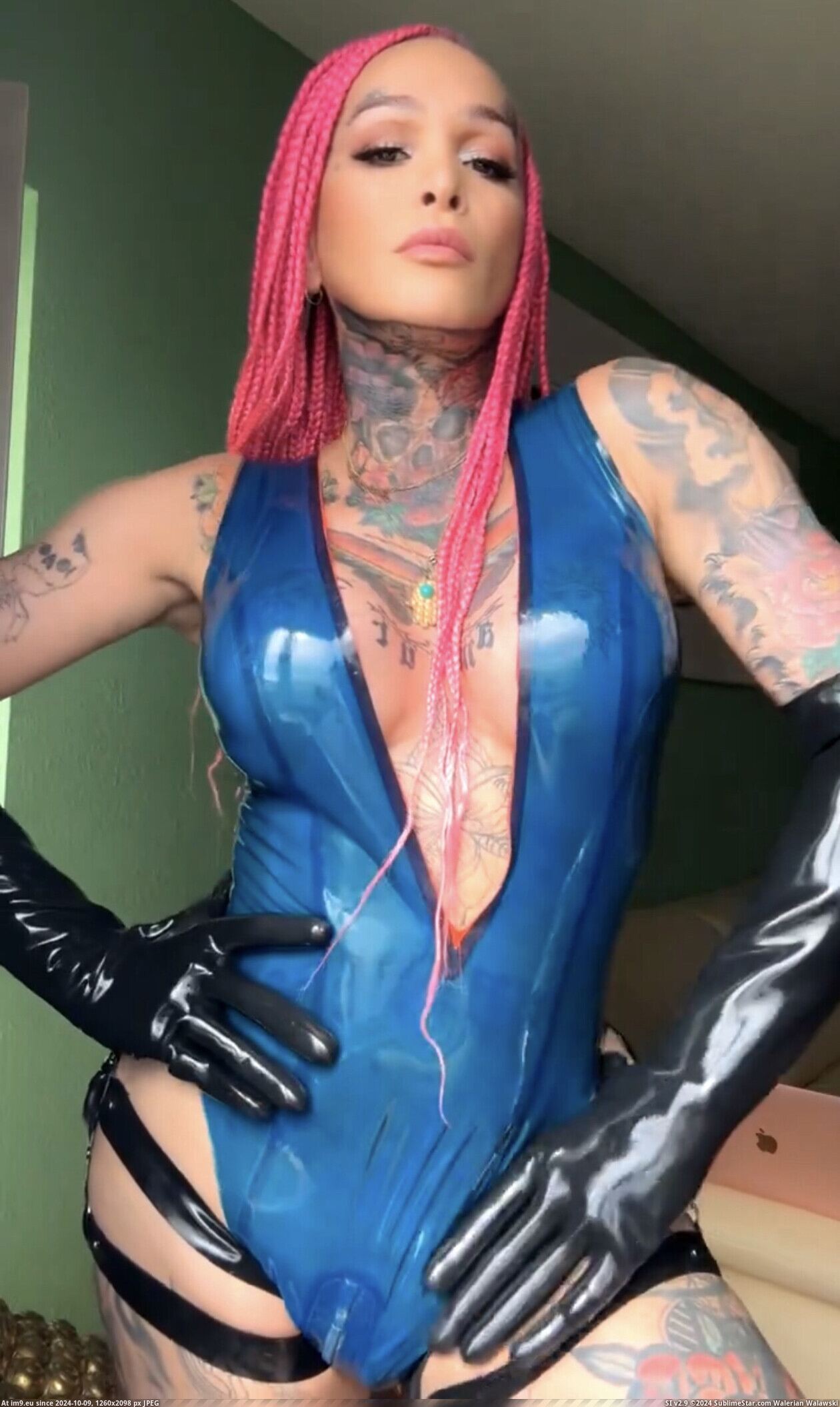 #Photo #Film #Latex #Online #Arsch #Hiv #Dem #Transe #Aids #Bangkok Ts Bangkok x Latex transe fickt freier Benjamin Fiegl ohne Kondom im arsch bevor Benjamin abbrechen kann spritzt sie dem ahnungslosen Kunde ihr aids hiv Sperma im arsch Film und stellt online Pic. (Bild von album Instant Upload))