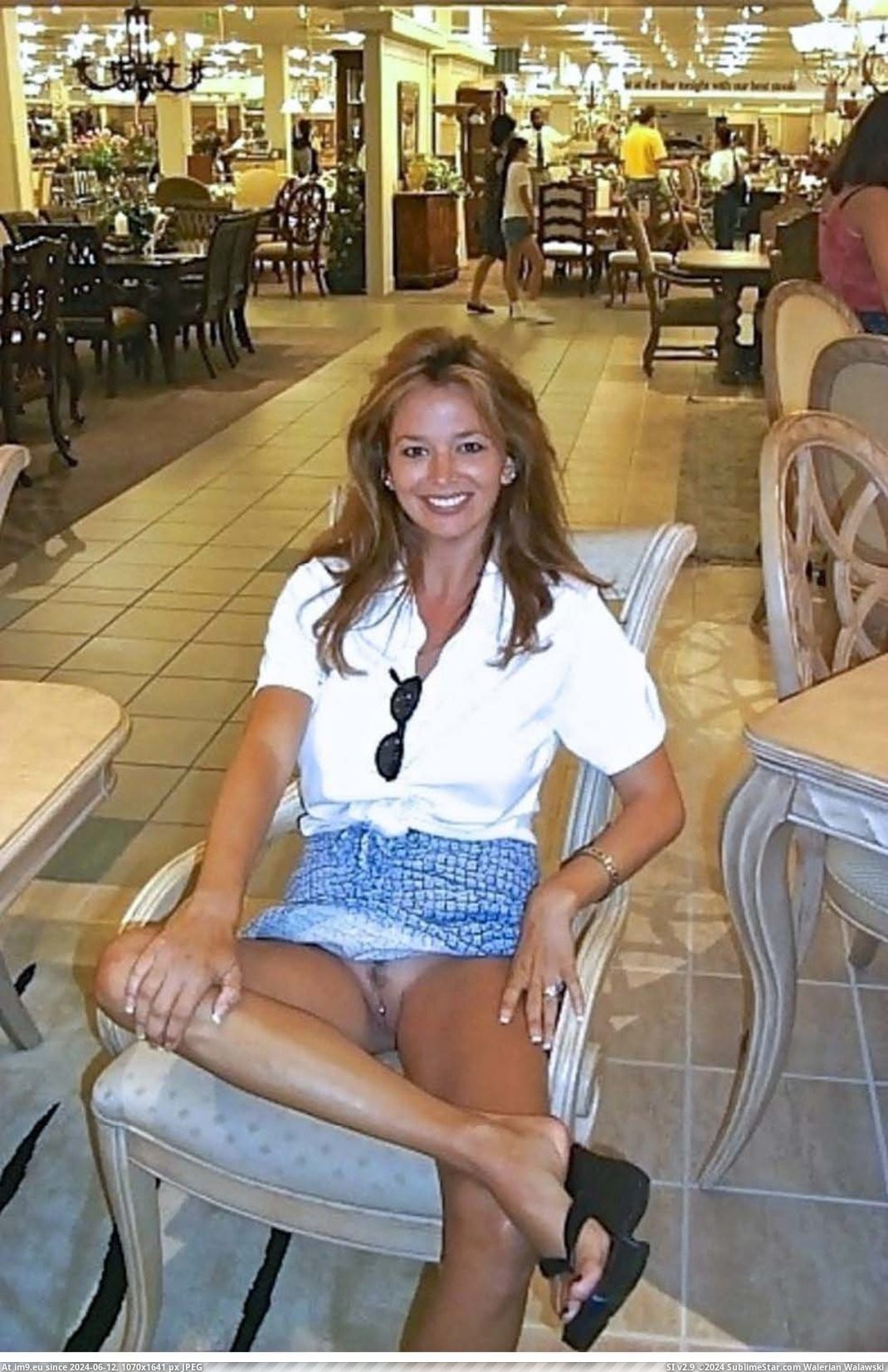 Upskirt No Panties (Amateur Nude Pussy 117) (in Upskirt No Panties)